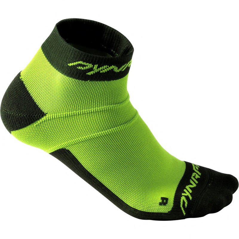 Eine leuchtend gelbe Dynafit Vertical Mesh Footie Socke, mit schwarzen Akzenten an Ferse, Zehen und Bündchen.