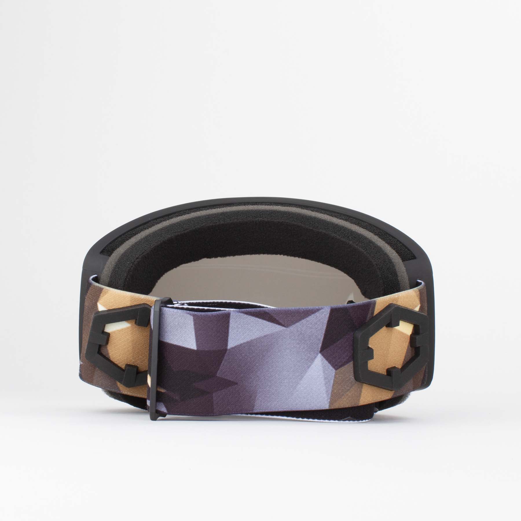 Gold24 Skibrille Rückansicht Rückansicht der Out Of Void Origami Gold24 Skibrille. Das Band hat ein abstraktes geometrisches Muster.