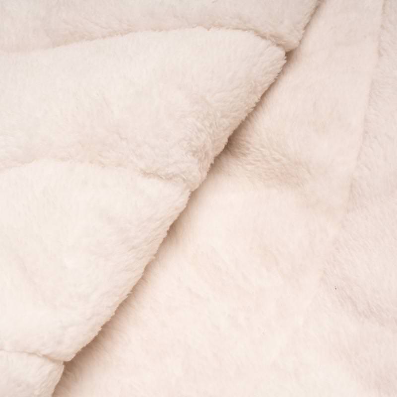 Detailaufnahme der Sherpa Puffy Blanket: Weiches, cremefarbenes Sherpa-Fleece mit erhabener Textur.