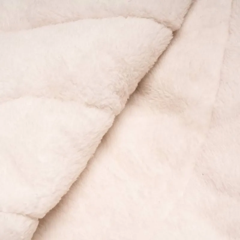 Detailaufnahme der Sherpa Puffy Blanket: Weiches, cremefarbenes Sherpa-Fleece mit erhabener Textur.