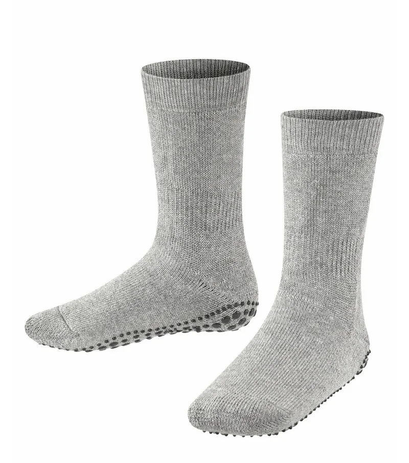 Deux chaussettes pour enfants gris clair de Catspads, avec des picots sur la semelle.