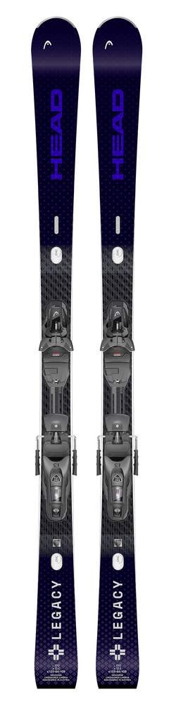 Zwei Ski, dunkelblau mit dem Schriftzug "HEAD" und "LEGACY", montierte Bindungen, stehend aufrecht, von oben bis unten fotografiert.
