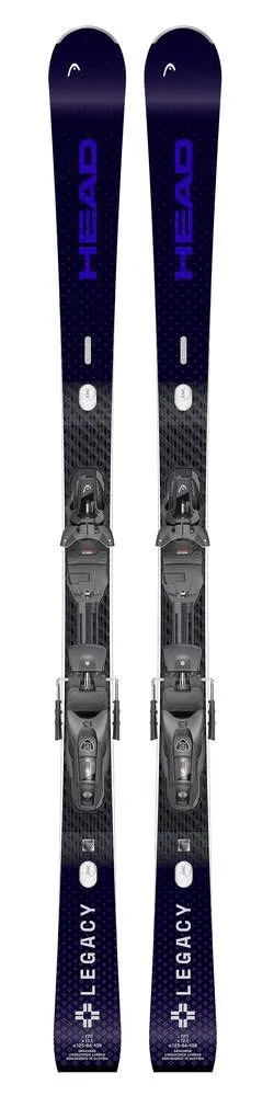 Deux skis, bleu foncé avec l'inscription "HEAD" et "LEGACY", fixations montées, debout, photographiés de haut en bas.