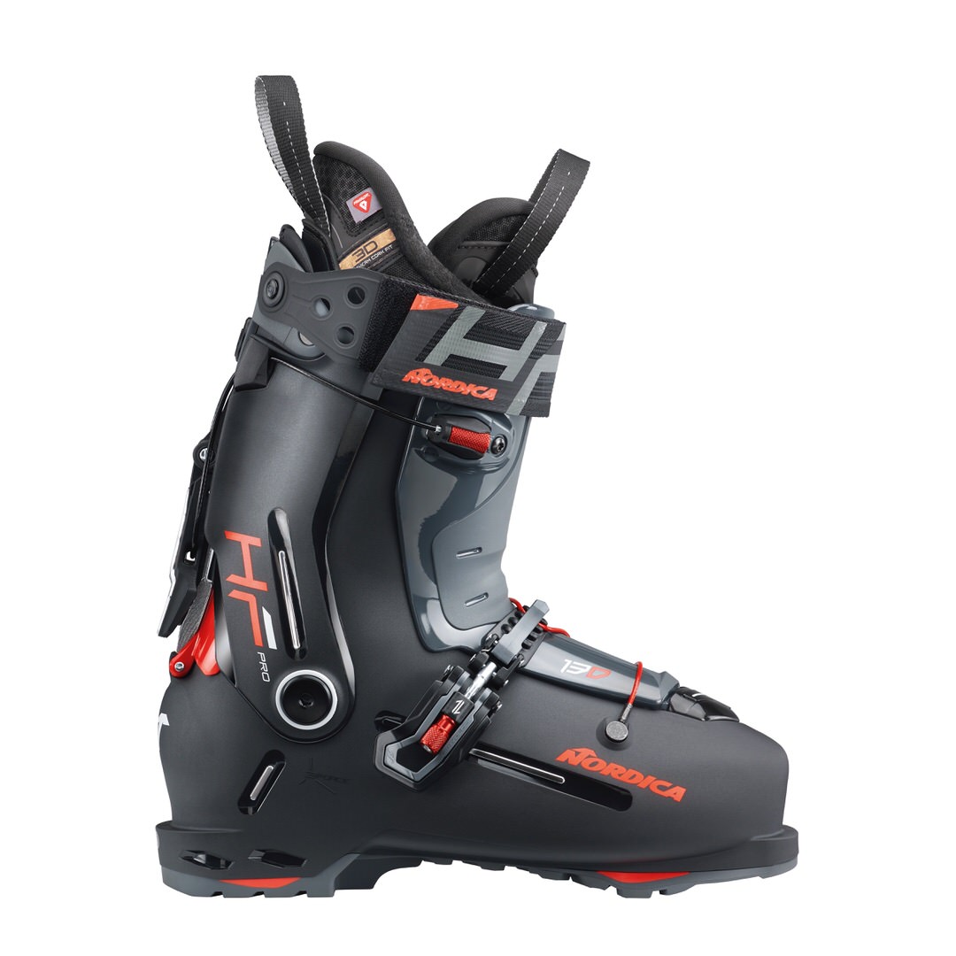 Nordica HF Pro 130 GW Skischuh in Schwarz-Anthrazit, seitliche Ansicht. Details: Schnalle, Innenschuhlaschen, rote Akzente.