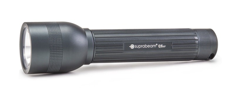 Anthrazitfarbene Suprabeam Q5xr Defend LED Taschenlampe, liegend auf hellem Grund, mit Logo und Griffmuster.