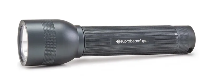 Anthrazitfarbene Suprabeam Q5xr Defend LED Taschenlampe, liegend auf hellem Grund, mit Logo und Griffmuster.