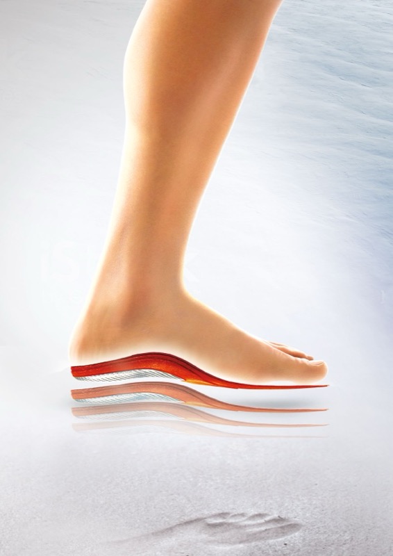 Gros plan sur une jambe humaine avec pied et semelle intérieure rouge, reflétant sur un fond clair.