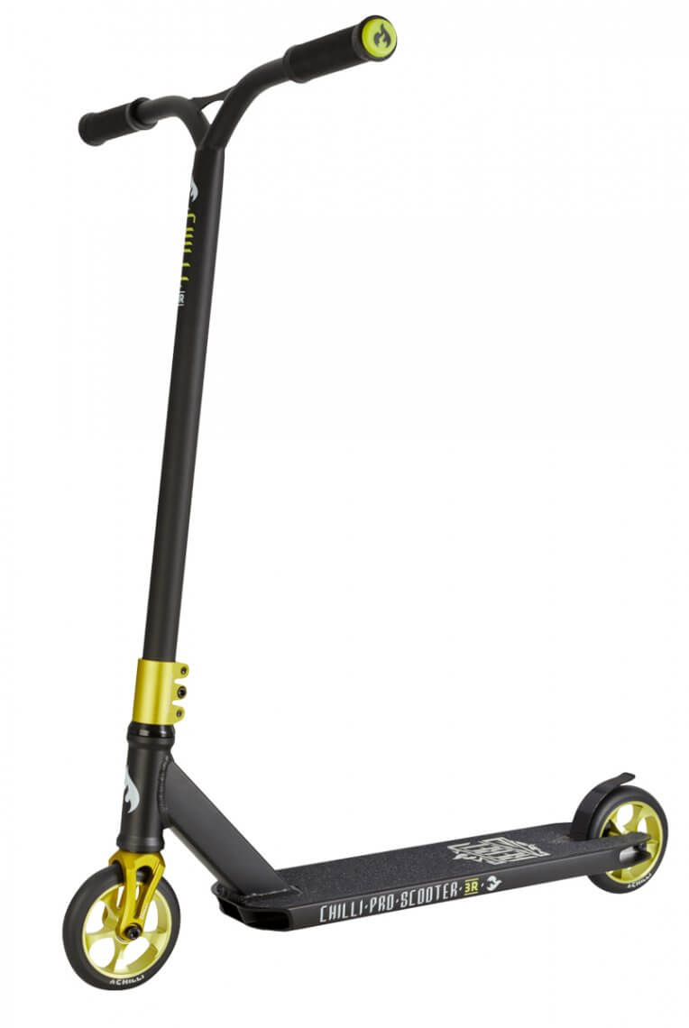 Schwarzer Chilli Pro Scooter Reaper Reloaded Rebel mit goldenen Akzenten und Rädern auf weißem Grund.