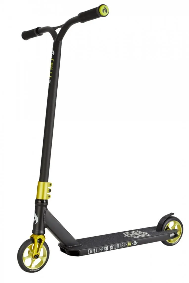 Schwarzer Chilli Pro Scooter Reaper Reloaded Rebel mit goldenen Akzenten und Rädern auf weißem Grund.