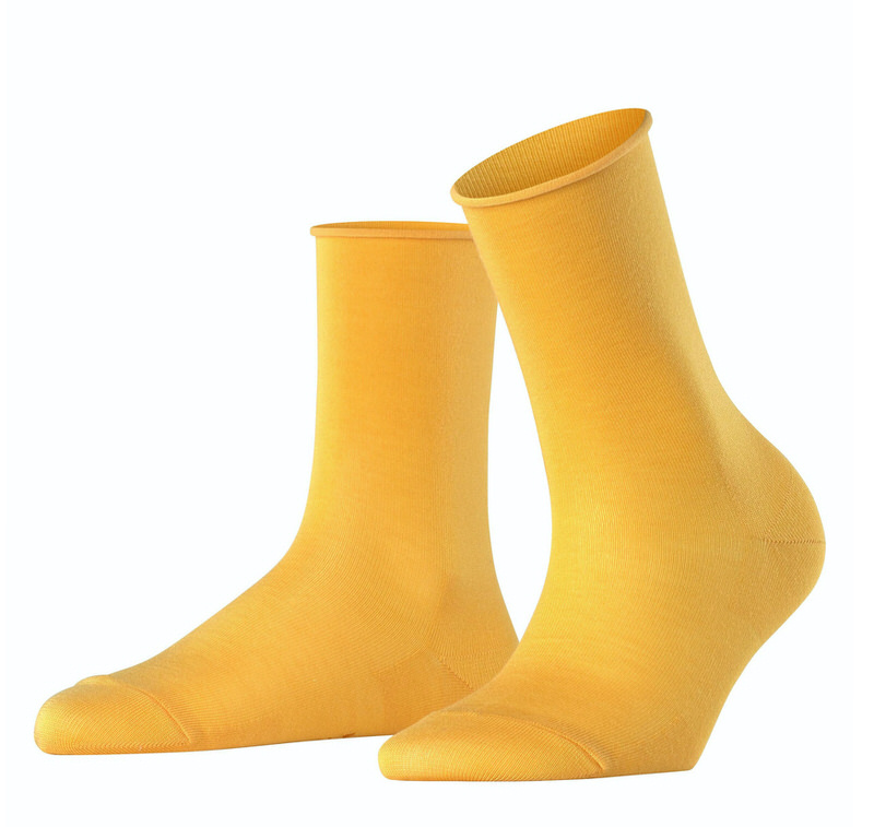 Paar mustardfarbene Damen Socken, atmungsaktiv, mit Rollbündchen, vor weißem Hintergrund.