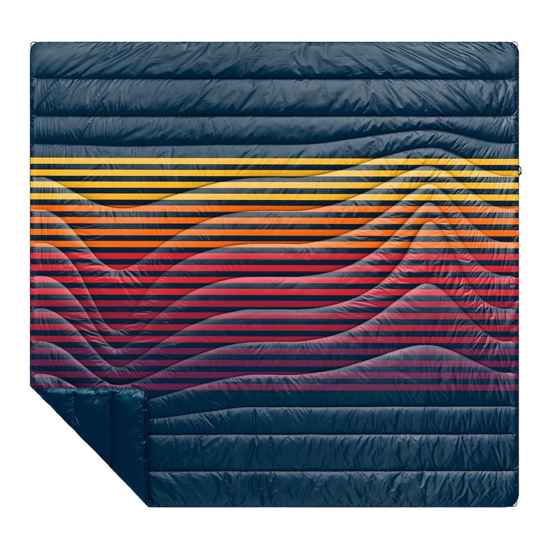 Gesteppte Rumpl Puffy Blanket in Deepwater Rays Design mit Farbverlauf von Gelb nach Rot.