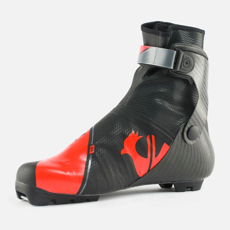 Schwarzer Rossignol X-IUM Carbon Premium Skate Skischuh mit roten Akzenten.