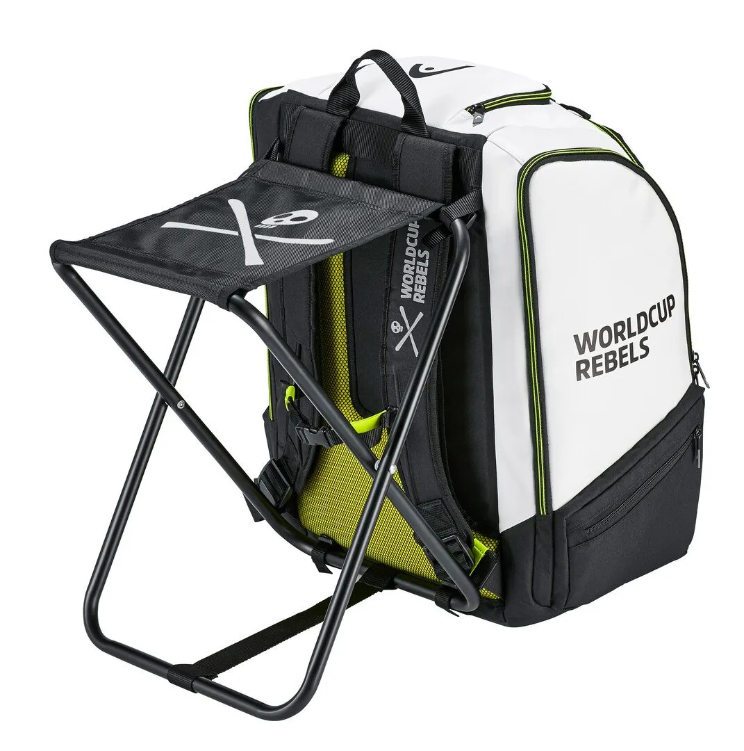 Rebels Coaches Backpack mit integriertem, ausgeklappten Stuhl. Schwarz-weißes Design mit Aufdruck.