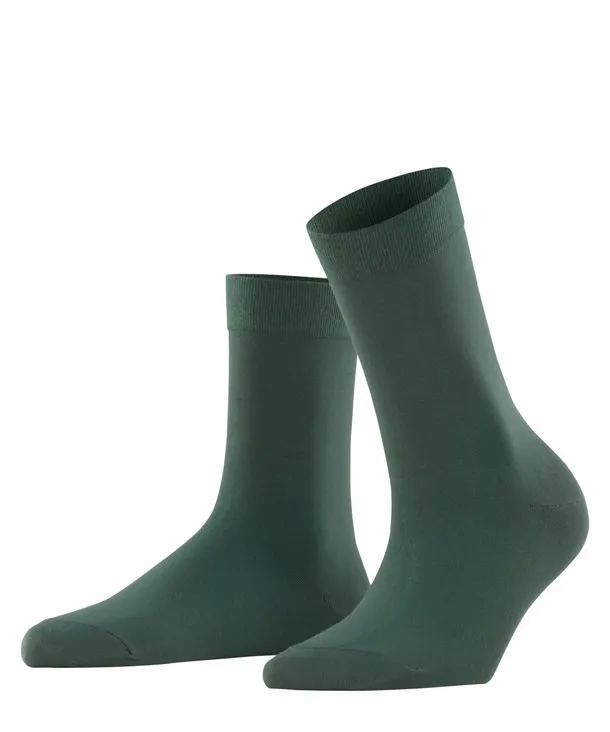 Deux chaussettes vertes pour femmes, en coton, mises en scène sur un fond blanc.