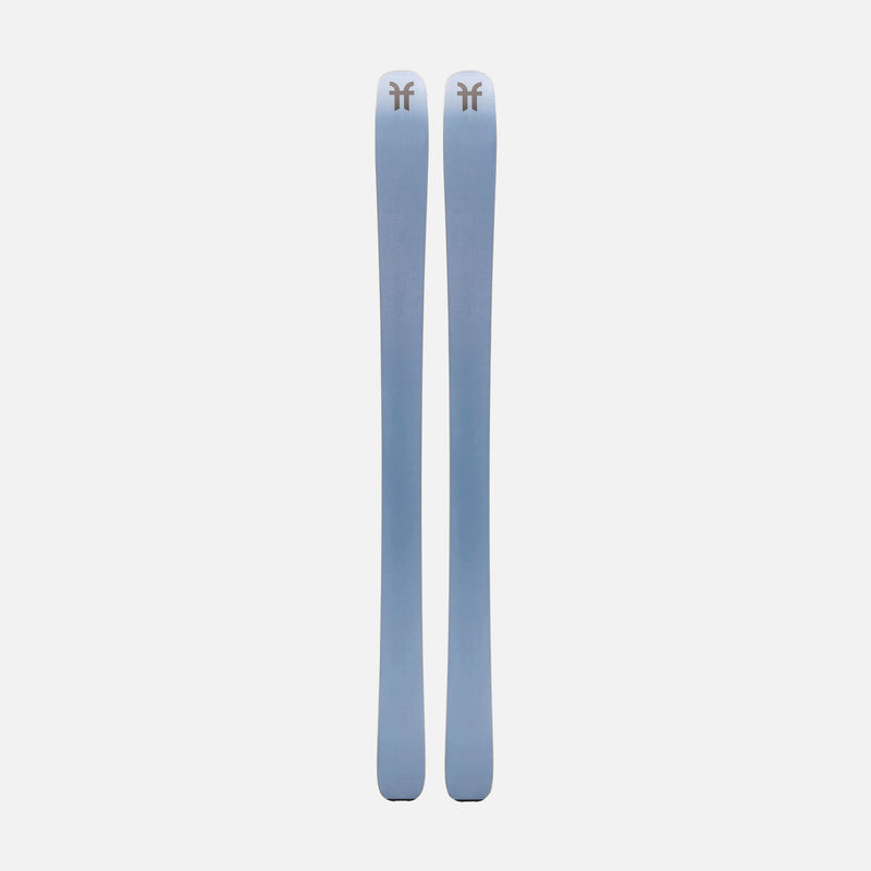 Zwei hellblaue Ski stehen vertikal aufrecht vor einem weißen Hintergrund. Auf jedem Ski befindet sich am oberen Ende ein kleines, dunkles Logo.