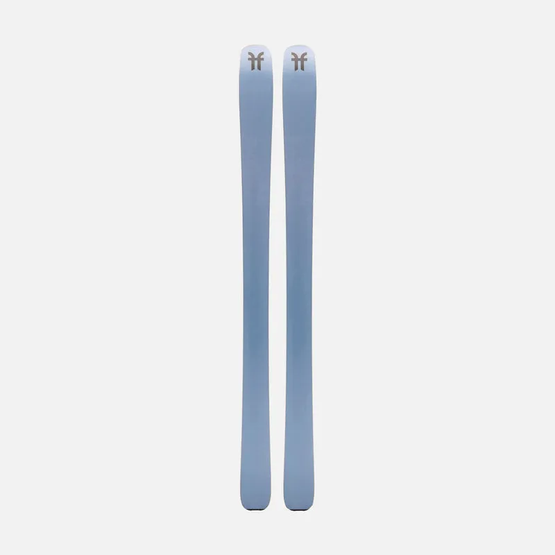 Due sci azzurri si ergono verticalmente su uno sfondo bianco. Sulla parte superiore di ogni sci è presente un piccolo logo scuro.