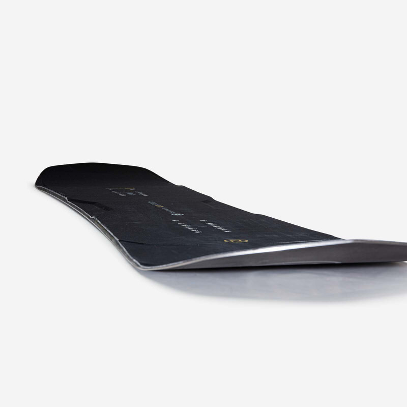 Dunkles Nidecker Ultralight Snowboard, perspektivisch, vor hellem Hintergrund. Sichtbar sind Details der Oberfläche.