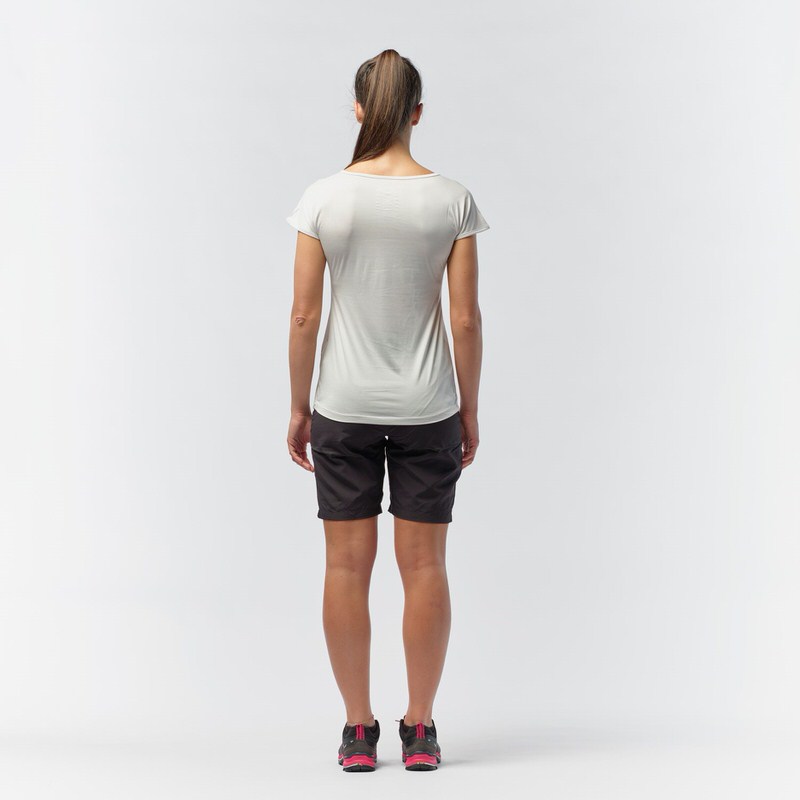 Rückansicht einer Frau mit weißem Salewa Dry'ton Damen T-Shirt und dunklen Shorts.