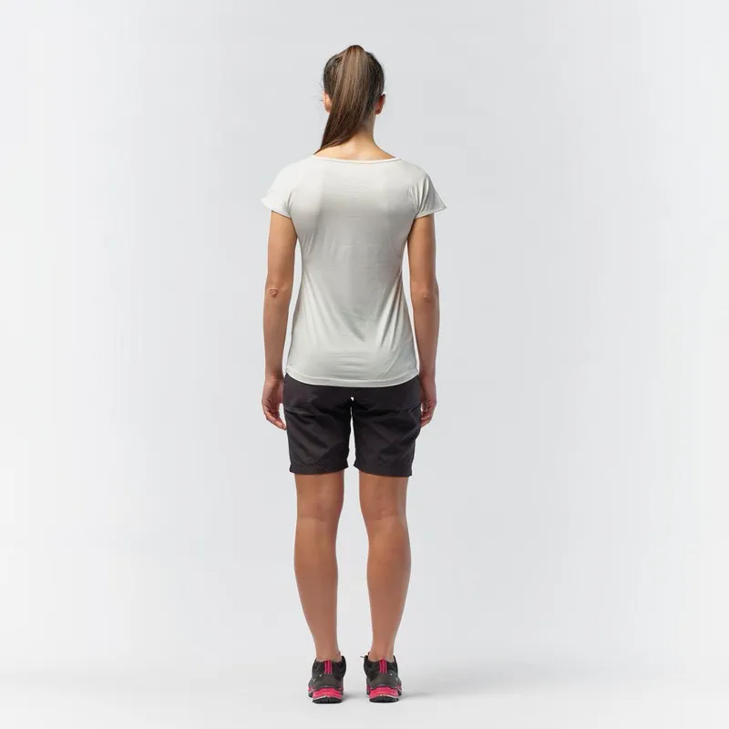Rückansicht einer Frau mit weißem Salewa Dry'ton Damen T-Shirt und dunklen Shorts.
