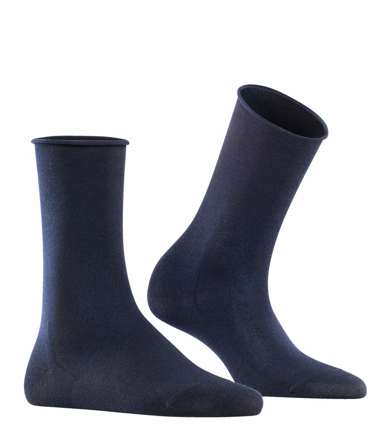 Zwei marineblaue Active Breeze Damen Socken, eine stehend, eine schräg, beide mit Rollbündchen.