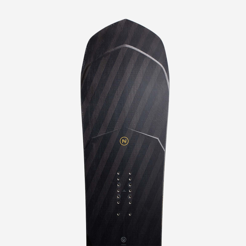 Nahaufnahme des Nidecker Ultralight Snowboards, Fokus auf Spitze und Bindungsmontagepunkte.