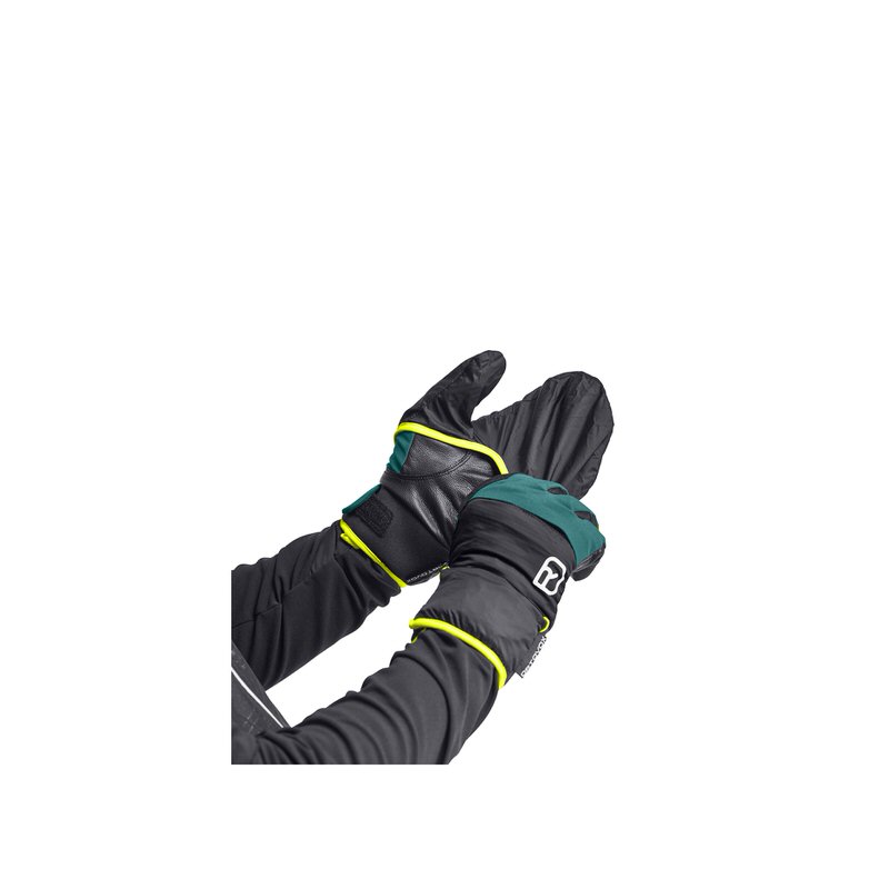Person mit Ortovox Tour Pro Cover Handschuhen in Dark Pacific mit Überzug, Outdoor-Bekleidung, gut sichtbar.