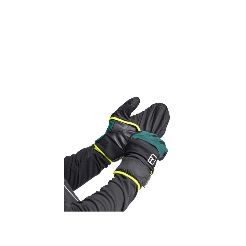 Person mit Ortovox Tour Pro Cover Handschuhen in Dark Pacific mit Überzug, Outdoor-Bekleidung, gut sichtbar.