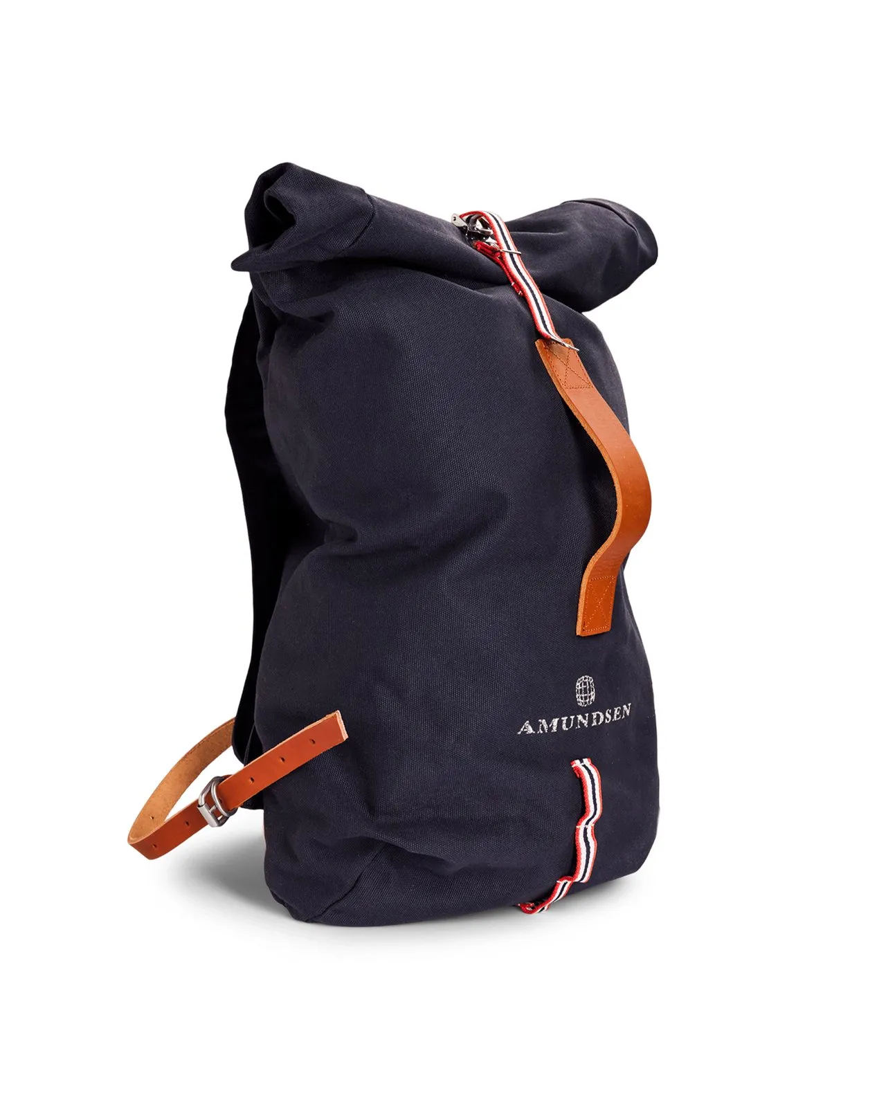 Zaino blu scuro con cinghie in pelle marrone e banda a righe bianche e rosse, marchio "Amundsen" stampato sul lato.