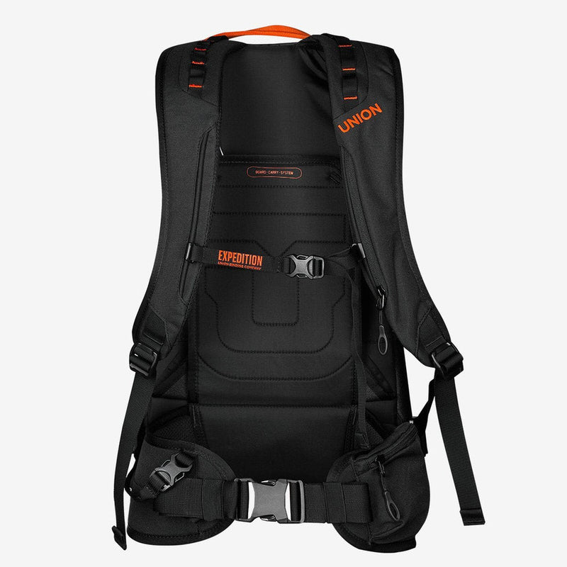 Schwarzer Expeditionsrucksack Schwarzer Union Expedition Backpack, Rückansicht mit verstellbaren Gurten und orangen Akzenten.