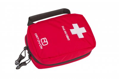 Rote Erste-Hilfe-Tasche von Ortovox mit weißem Kreuz und Reißverschluss.