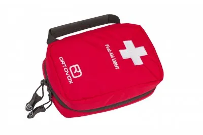 Rote Erste-Hilfe-Tasche von Ortovox mit weißem Kreuz und Reißverschluss.