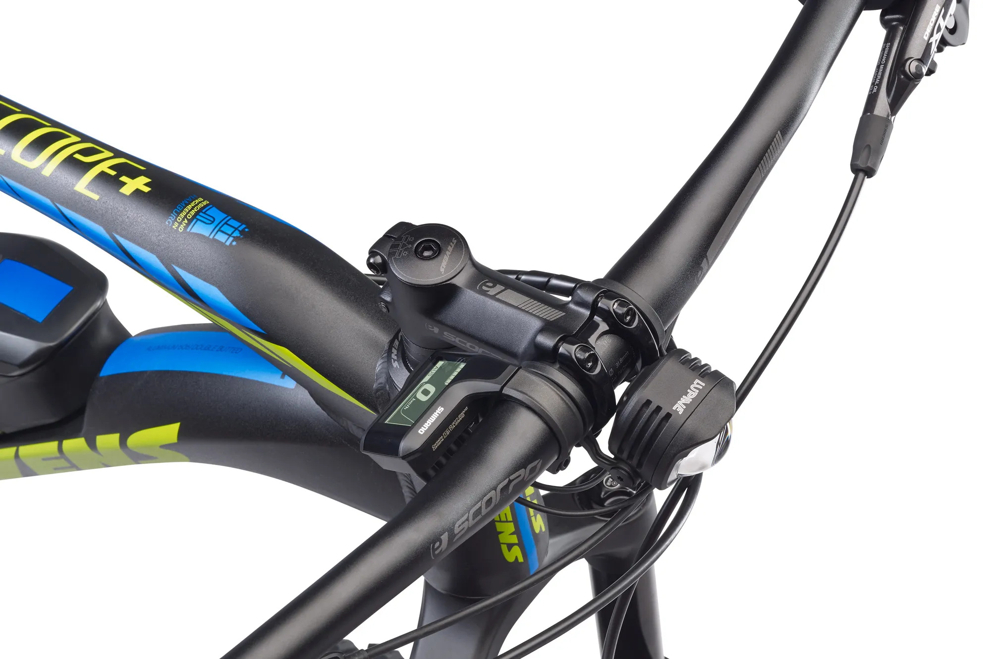 Nahaufnahme: E-Bike Lenker mit Lupine Lampe und Shimano Display. Fokus auf die E-Bike Beleuchtung.