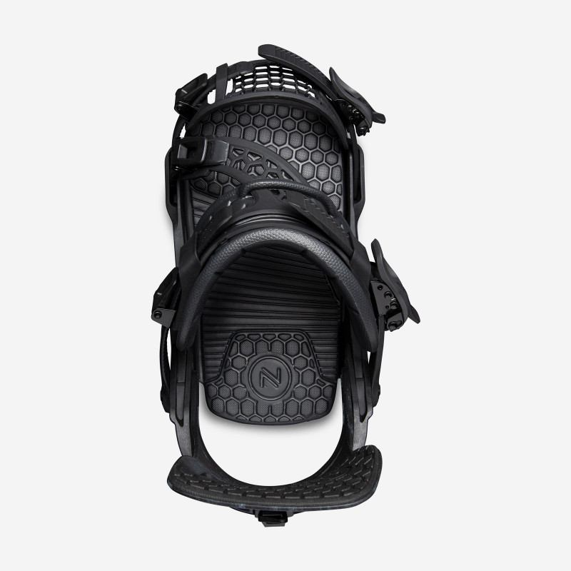 Schwarze Nidecker Snowboardbindung Detailaufnahme einer schwarzen Nidecker Kaon Plus Snowboardbindung von vorne, mit Riemen, Schnallen und einer sechseckigen Textur.