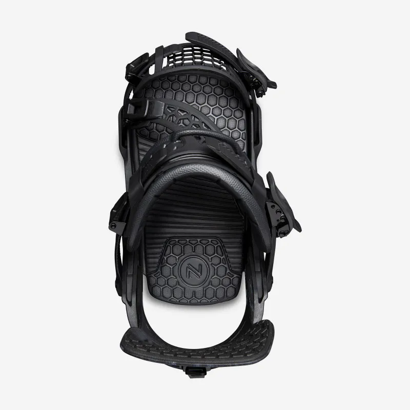 Detailaufnahme einer schwarzen Nidecker Kaon Plus Snowboardbindung von vorne, mit Riemen, Schnallen und einer sechseckigen Textur.