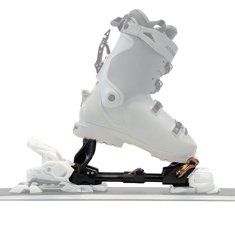 Adaptateur de ski de randonnée : chaussure de ski montée sur un adaptateur inséré dans une fixation alpine. Vue détaillée.