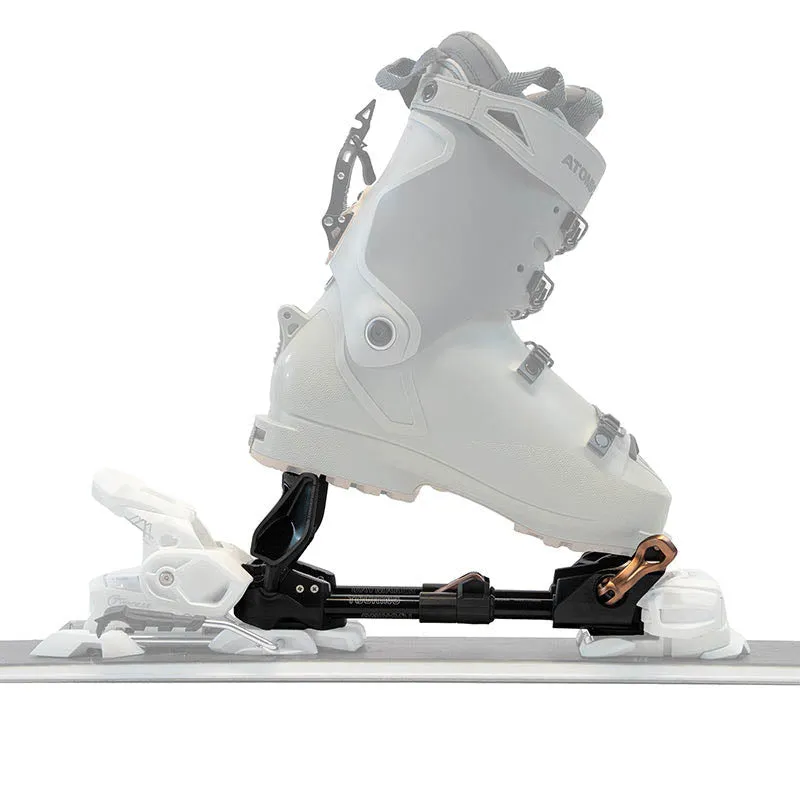 Adaptateur de ski de randonnée : chaussure de ski montée sur un adaptateur inséré dans une fixation alpine. Vue détaillée.