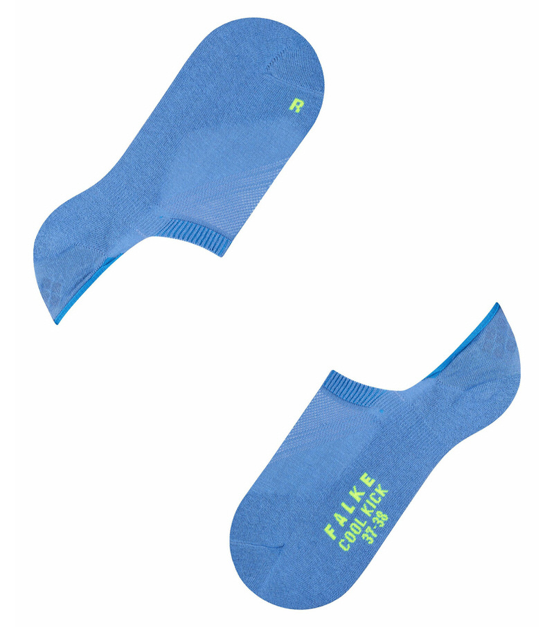 Zwei blaue "Cool Kick Damen Füßlinge" von Falke, ein Paar, liegen diagonal auf weißem Grund. Einer mit "R" für rechts, der andere mit Logo.