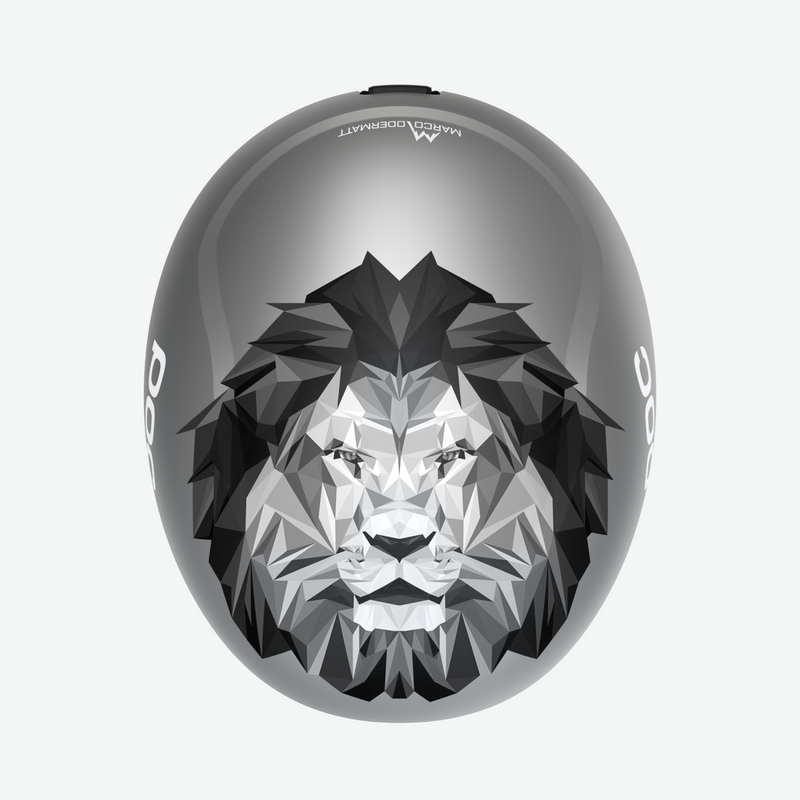 Grauer Poc Skihelm Grauer Poc Skull Dura Junior Skihelm mit abstraktem Löwenkopf Design.