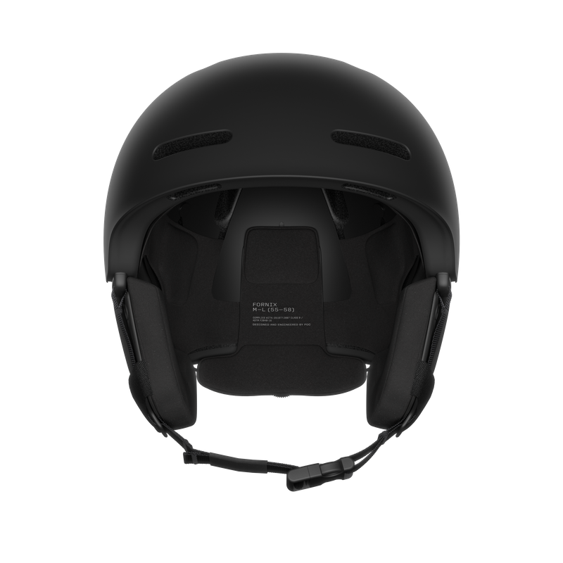 Schwarzer Skihelm von vorne, mit sichtbarer Innenausstattung, Ohrpolstern und Kinnriemen.