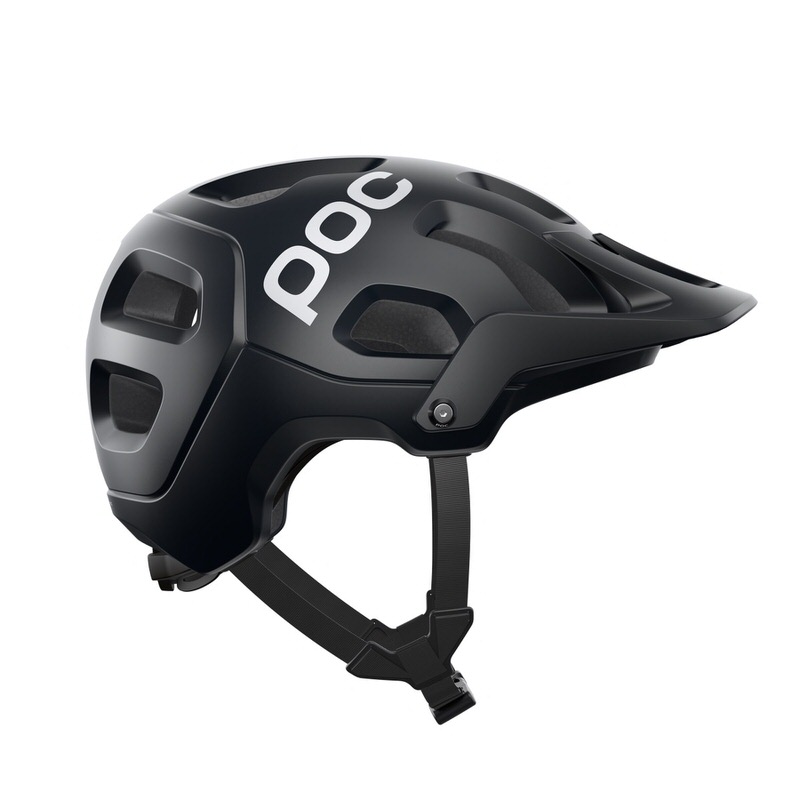 Schwarzer POC Tectal Helm von der Seite mit Visier und Belüftungslöchern, POC Logo in weiß.