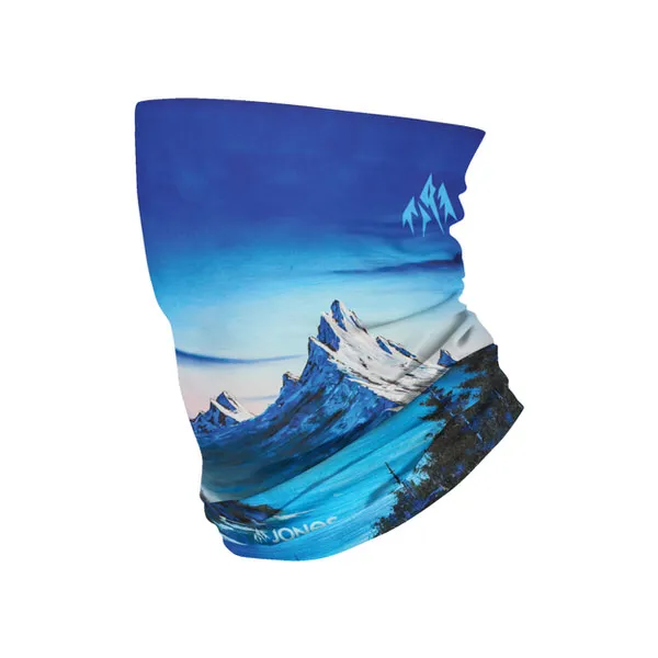 Blauer Neck Warmer mit Bergmotiv. Schnee bedeckte Gipfel unter blauem Himmel.