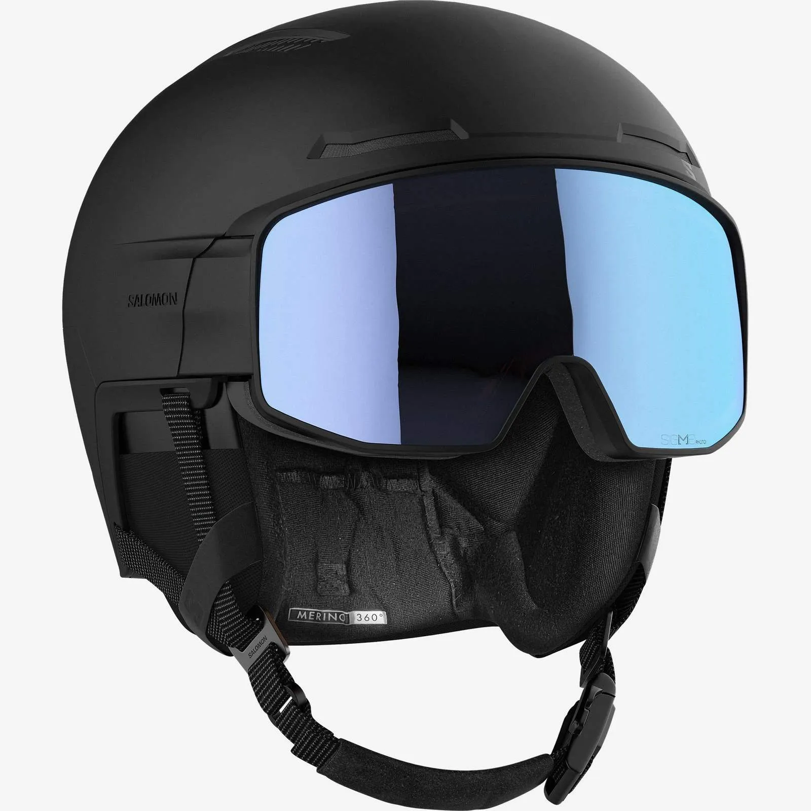 Schwarzer Salomon Driver Prime Sigma Photo MIPS Skihelm mit blauem Visier und Kinnriemen.