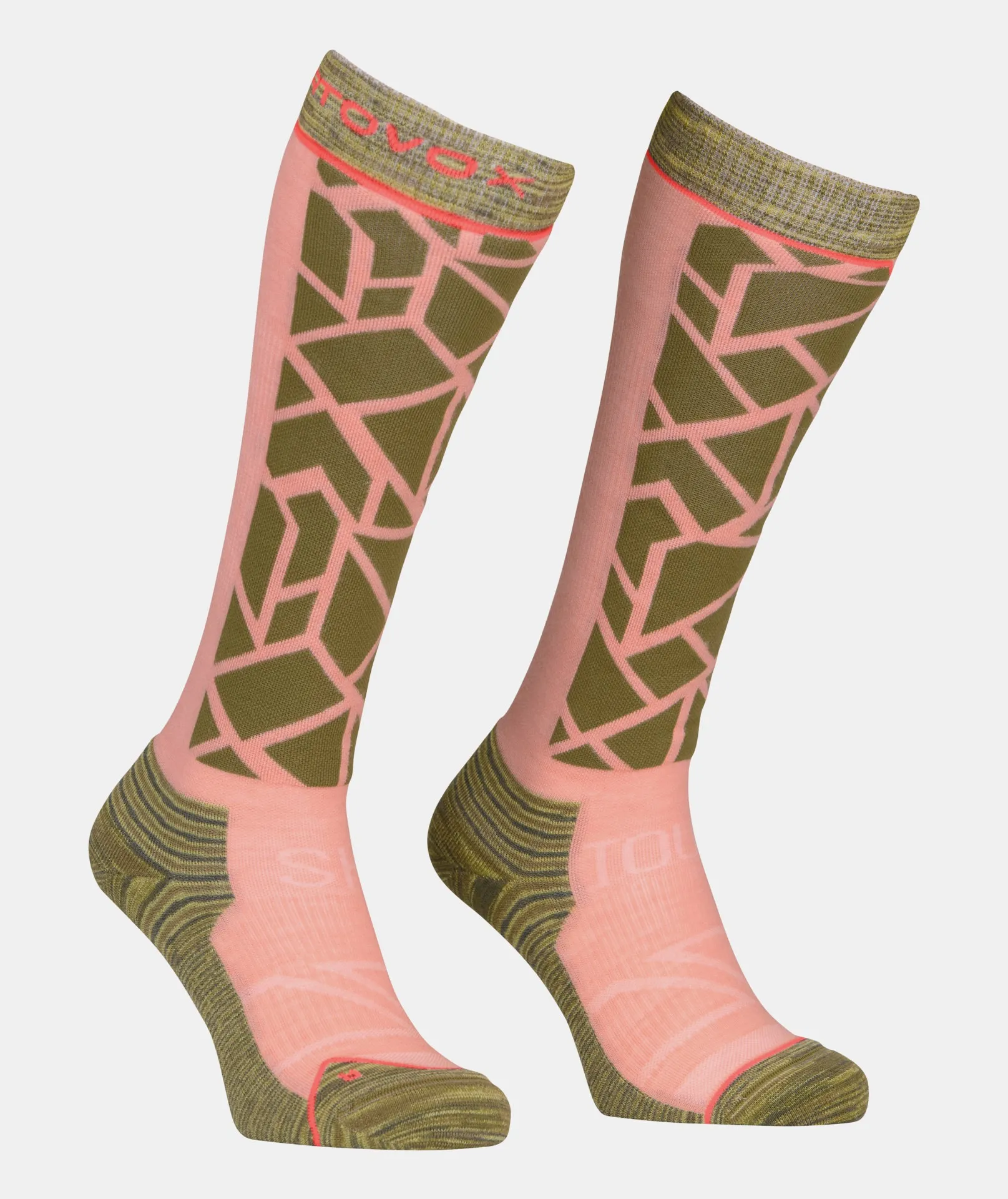 Zwei lange, rosa Ski Tour Socken mit geometrischem Muster in Olivgrün stehen vor einem weißen Hintergrund.