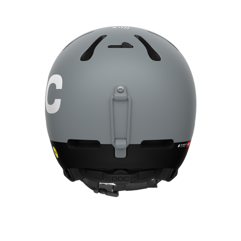 Grauer Skihelm von hinten mit Belüftungslöchern, einem Brillenhalter und dem weißen Buchstaben C. Der Nackenschutz ist schwarz.
