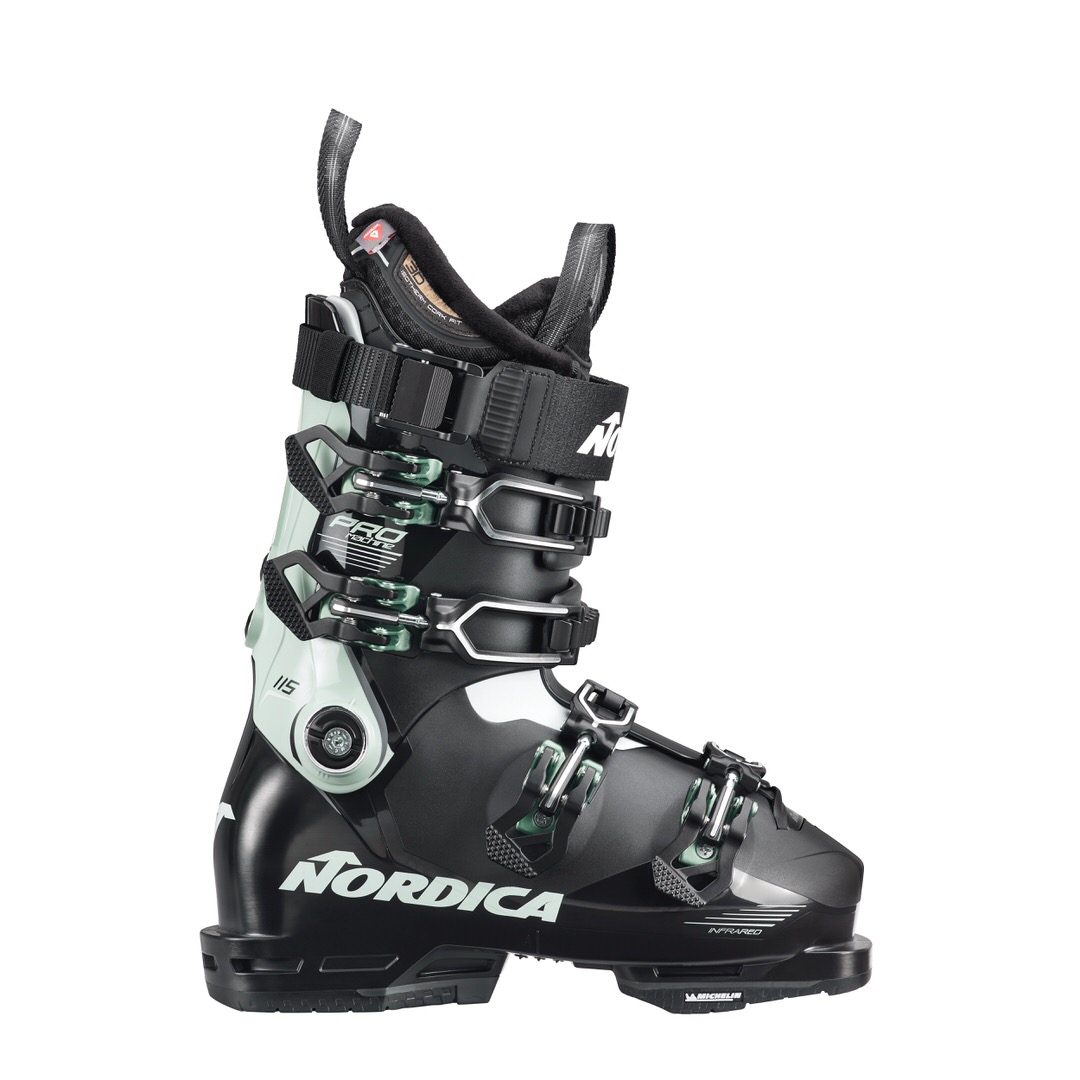 Nordica Pro Machine 115 Chaussure de ski noire Nordica Pro Machine 115 pour femme avec boucles et chausson de côté.