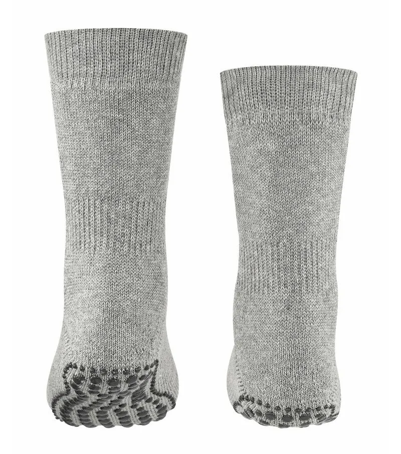 Deux chaussettes pour enfants gris clair avec des picots sur la semelle, l'une des pointes de la chaussette est légèrement inclinée.