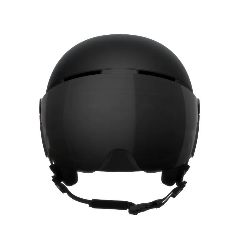 Vista frontale di un casco da sci nero con visiera integrata e mentoniera su sfondo bianco.