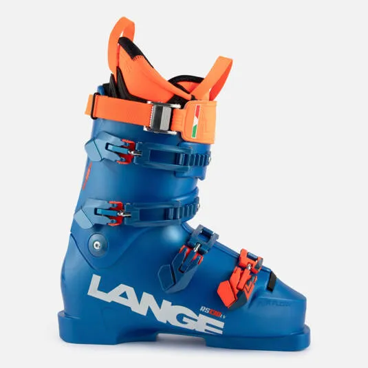 Blauer Lange RS 130 LV Skischuh, seitliche Ansicht. Orangefarbene Akzente an Schnallen und Manschette.