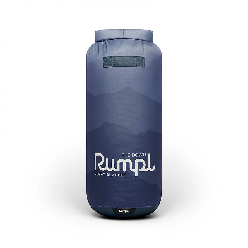 Verpackte, blaue Rumpl Down Puffy Decke mit Kordelzug und Logo, stehend vor weißem Hintergrund.