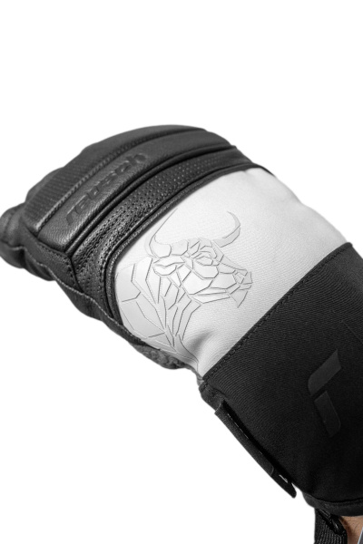 Nahaufnahme eines schwarzen und weißen Ski-Handschuhs mit Stier-Logo.